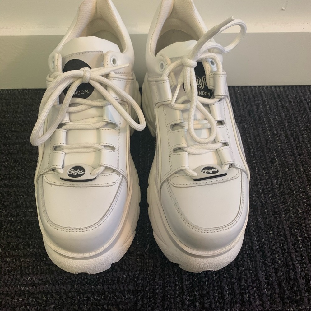 Buffalo London classic white